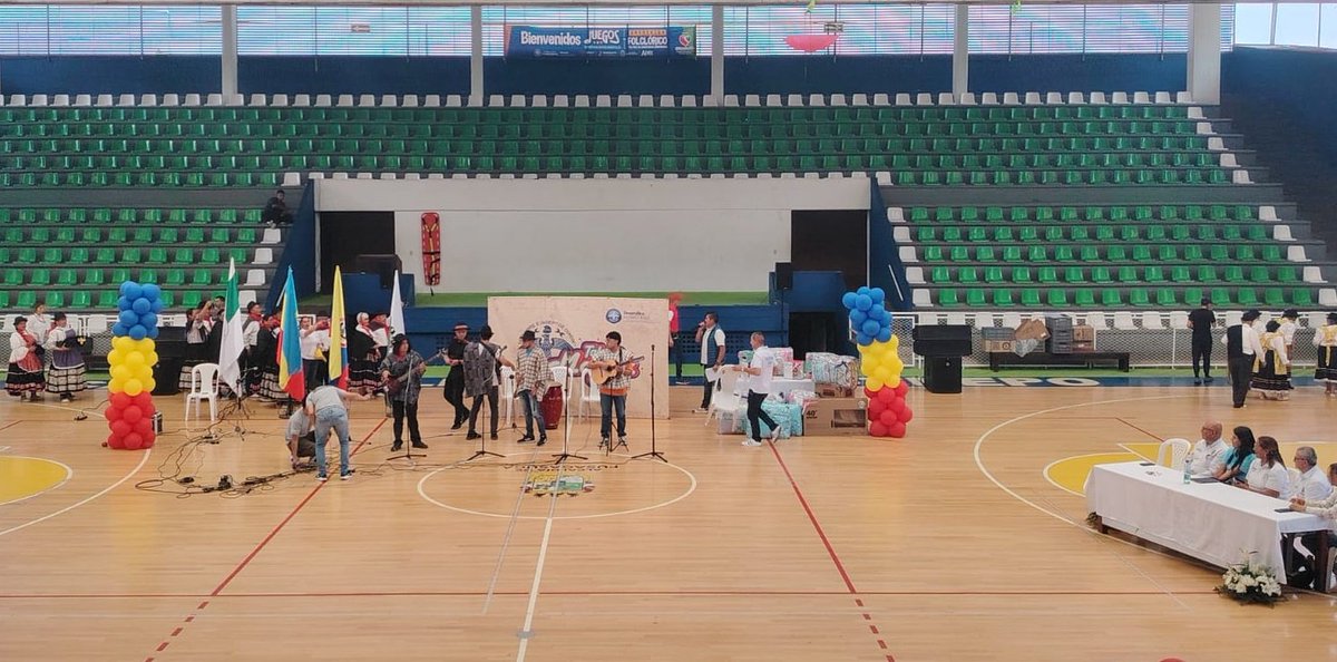 integracionbta's tweet photo. Las personas mayores de la Comunidad de Cuidado Los Robles están dejando en alto el nombre de Silvania y de #BogotáMiCiudadMiCasa 🌟👵👴 Representan al municipio en el Encuentro de Talento Mayor de la región de Sumapaz, mostrando todo su talento y energía. 🎤💃

#VejezPoderosa https://t.co/NQpvC3W7eb