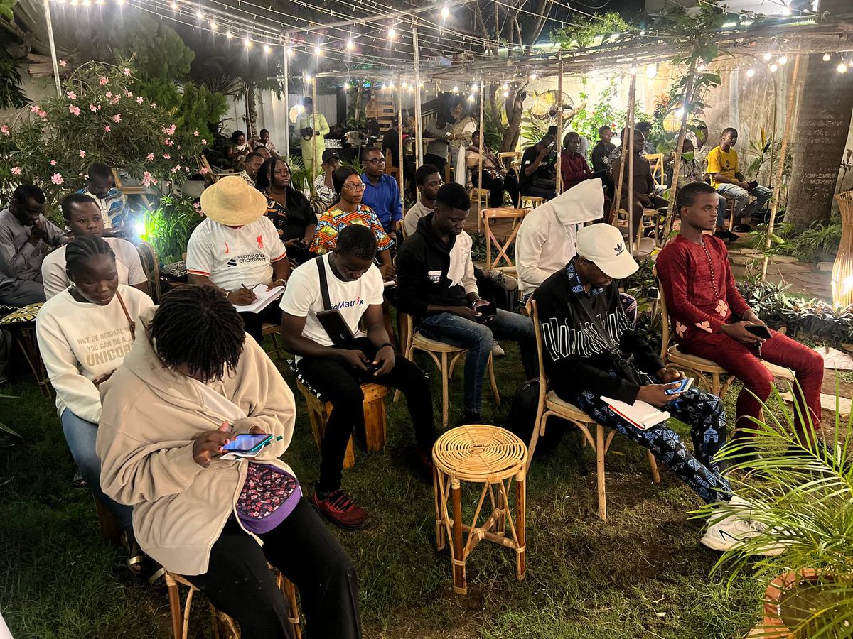 EugeneDeguenon's tweet image. Les jeunes rêvent d&apos;un Bénin où chaque jeune vit son plein potentiel ! Où il fait bon vivre, où chaque jeune arrive à subvenir à ses besoins.

#72hduBlog
#AfterworksCitoyens
#BlogueursduBenin