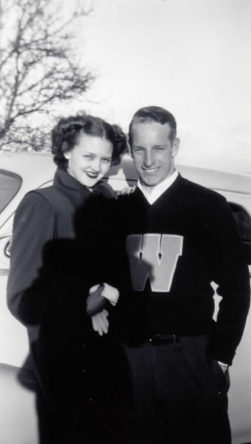 wsmagazine's tweet image. Edward Niehl (’51 Phys. Ed., ’54 Ed.), a former #WSU  football player, turned 100 this year. He's seen here with his wife of 65 years, Edith. They married in 1949 and lived in a refurbished boxcar on #CollegeHill in #Pullman. #GoCougs magazine.wsu.edu/2024/08/01/edw… #OnceACougAlwaysACoug