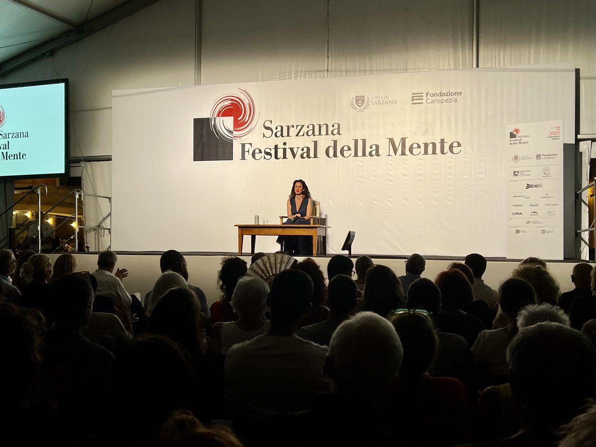 Chiusura della prima serata al <a href="/FestdellaMente/">Festival della Mente</a> ad ascoltare Silvia Avallone “Perché siamo grati alla letteratura?”

#fdm2024 #sarzana #fondazionecarispezia #gratitudine #cultura <a href="/FondCarispezia/">FondazioneCarispezia</a>