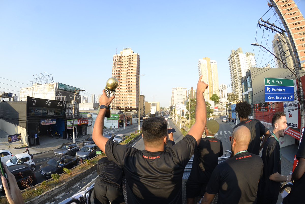 basketosasco's tweet photo. INESQUECÍVEL! 🏀🏆

Não é #tbt, mas ficará para sempre marcado: Basket Osasco Campeão Brasileiro da CBB 2024 🥇🦉

#VoaCoruja #GoOsasco #BasketOsasco 📸 Bruno Ulivieri/Basket Osasco https://t.co/uqBoHuVCBr