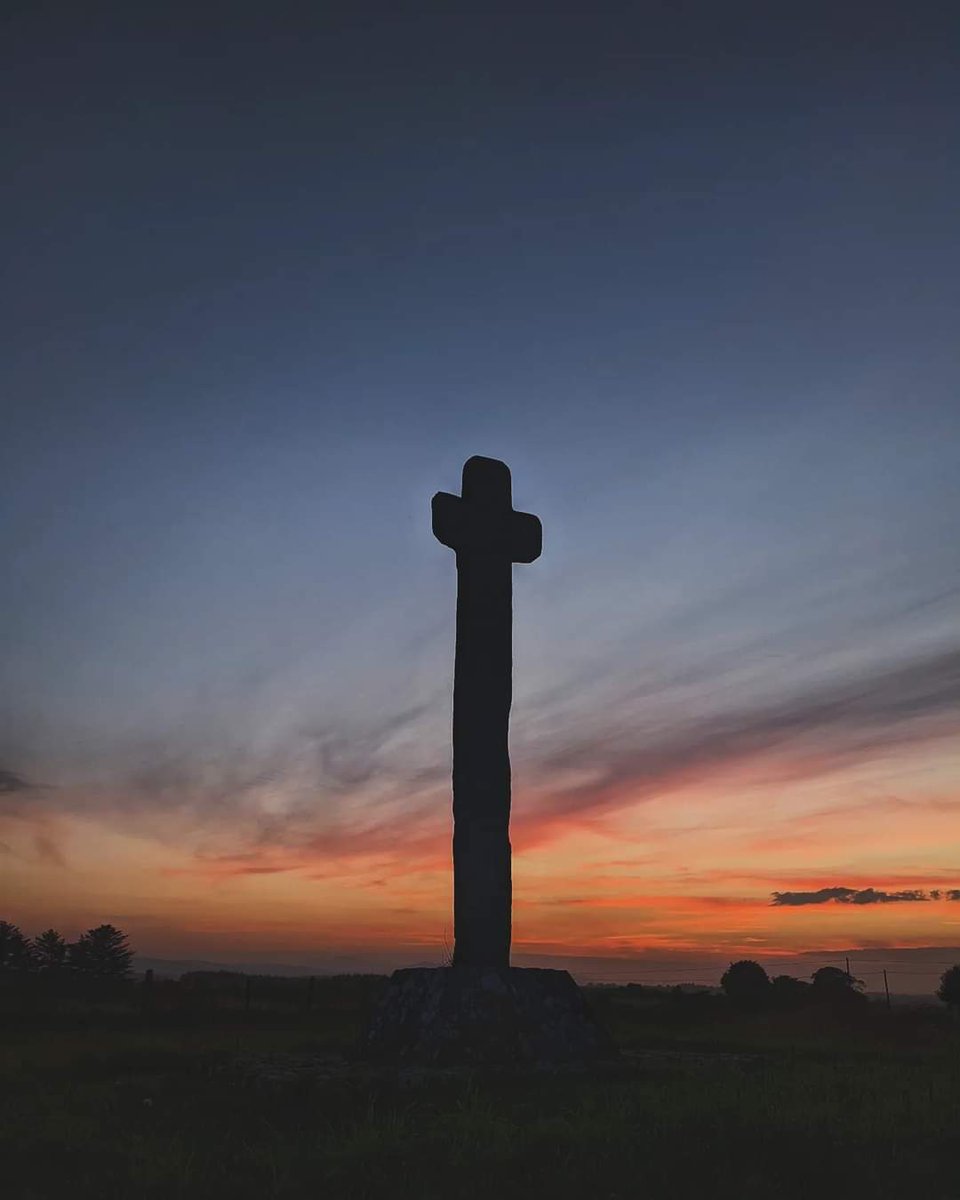 Waves in the sky tonight over #Inishowen, Co. Donegal.

Clonca Cross