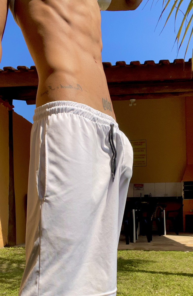 MagrinhoB012's tweet photo. Fico bem de shorts branco ? 

#PINTOAWARD #shortsvideos #shortbranco #mala #Pintoawards https://t.co/P9PXBEVOss