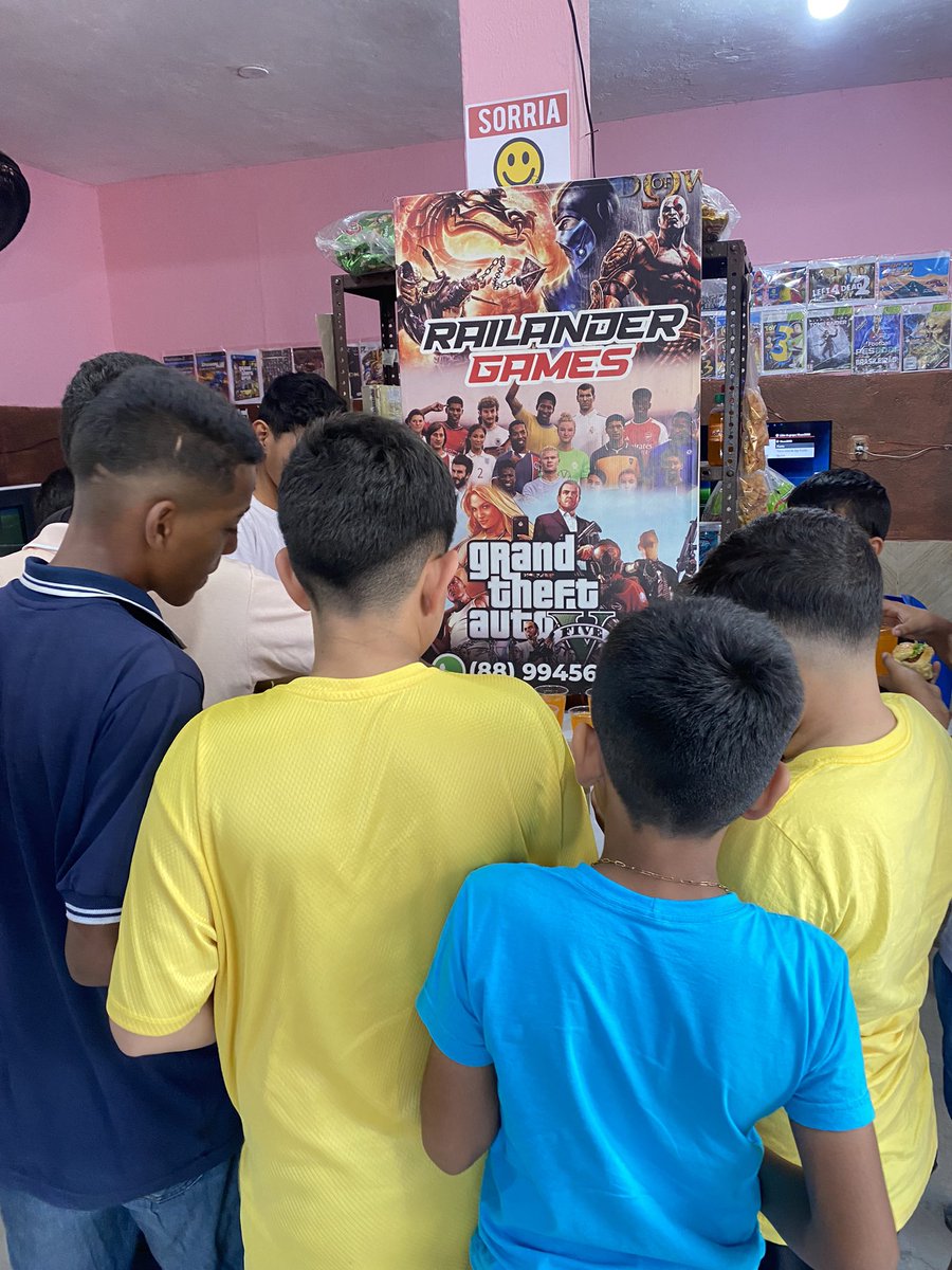 FacanhaVicente's tweet image. Tarde de sexta-feira,criançada  joga videogame e faz o lanche tudo grátis 
Agradecer ao amigo Laerte da panificadora Arte do trigo pelos os sanduíches doados para a criançada