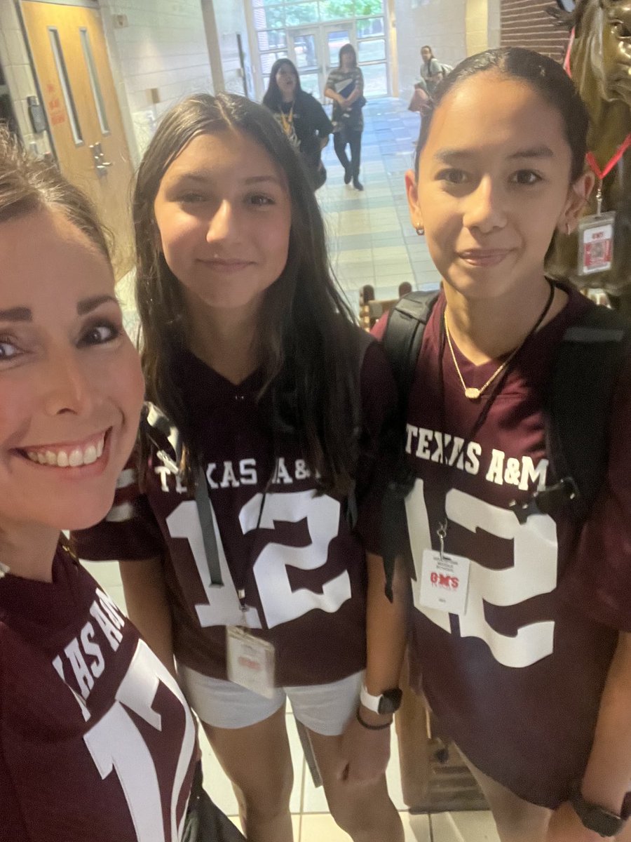 We might have had a few 12th man sightings today for College Colors Day! <a href="/GrapevineMiddle/">Grapevine Middle</a> #NationalAVIDDay