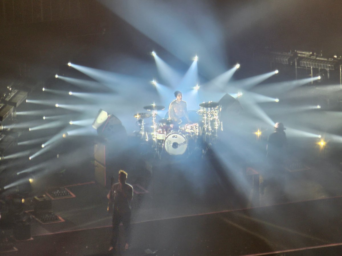 SynchronicSinc's tweet photo. Took this last night of @travisbarker at @blink182 in the Hydro in Glasgow thought it was a pretty awesome picture https://t.co/jEeIB4y0hP