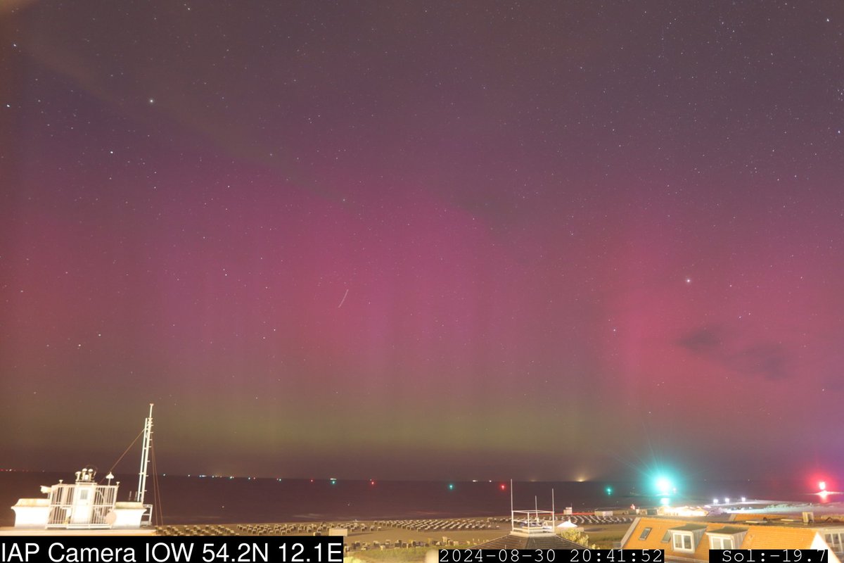 Gerade Polarlichter in Warnemünde laut Webcam <a href="/meteoHRO/">meteoHRO - Wetter MV</a> 

iap-kborn.de/fileadmin/user…