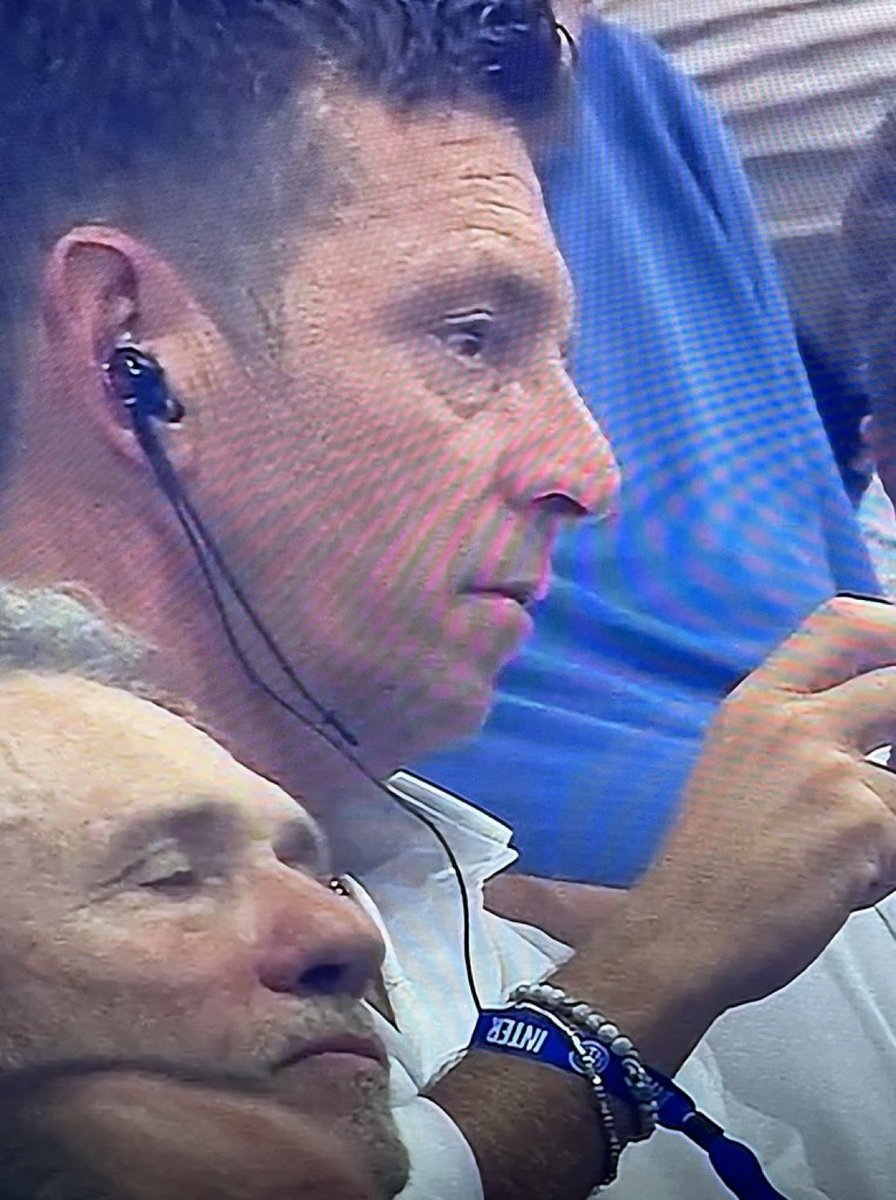 Errata corrige. Mi dicono che il braccialetto indossato da #Rocchi durante #InterAtalanta sia il pass per il buffet allo stadio. Buona cena.