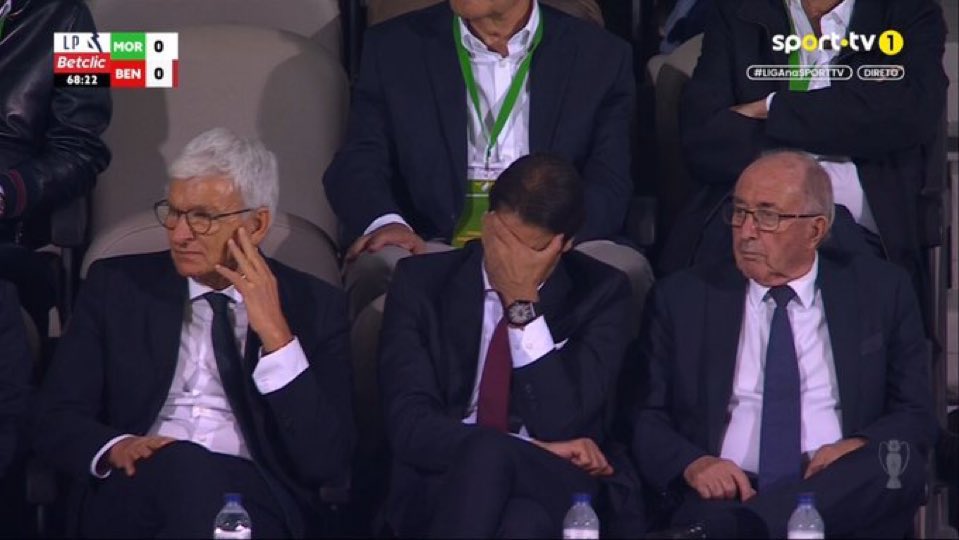 O Benfica é um clube em coma e ligado às máquinas há muitos meses. Roger Schmidt é um treinador fraco, sem capacidade e a liderança à vista de Rui Costa, com um dos piores mercados de que há memória num clube grande em Portugal, deixa-o ainda mais exposto. Tenebroso.