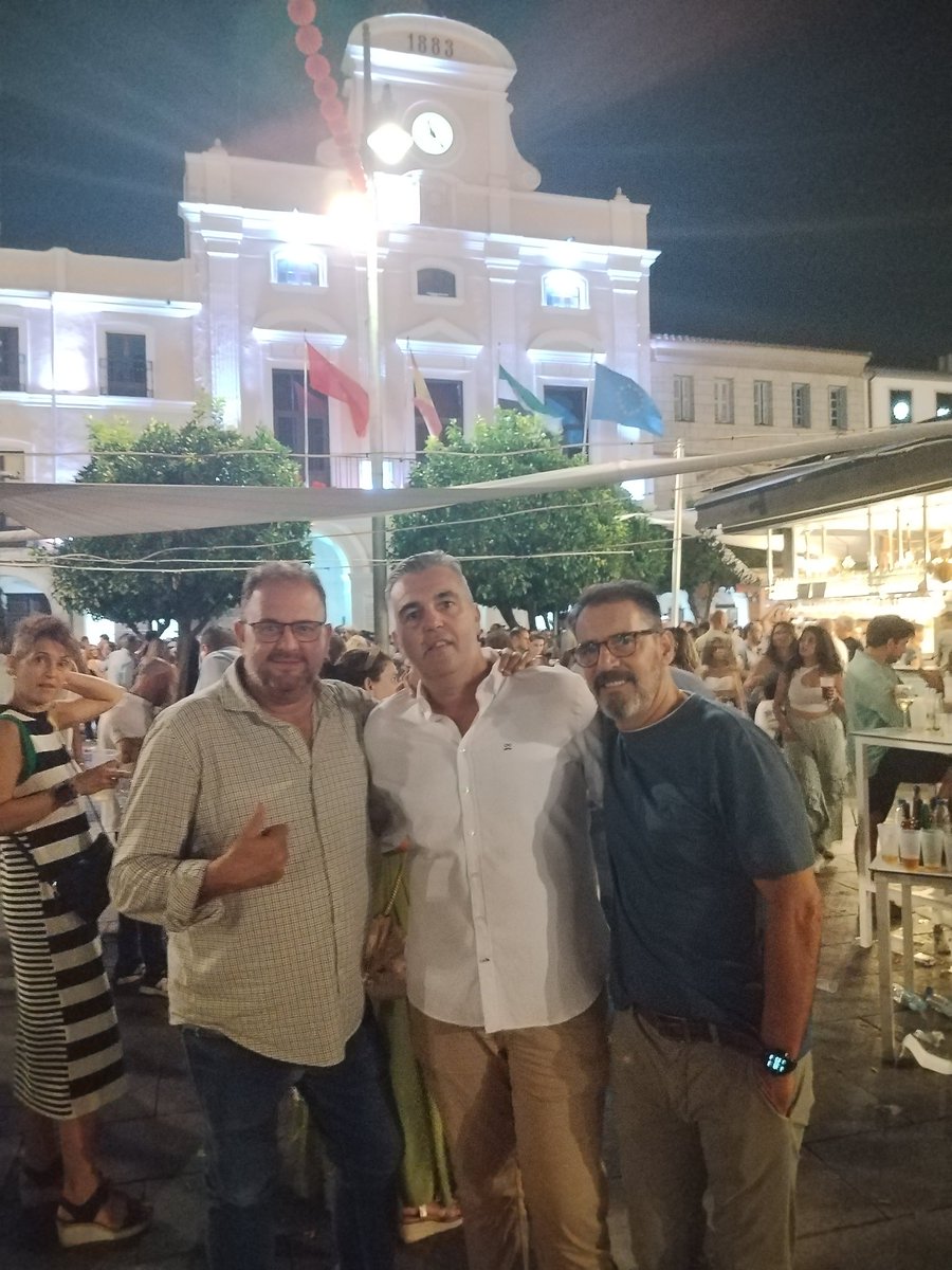 victormericala's tweet photo. Disfrutando de la feria de Mérida con los amigos. https://t.co/N4UZkDEycp