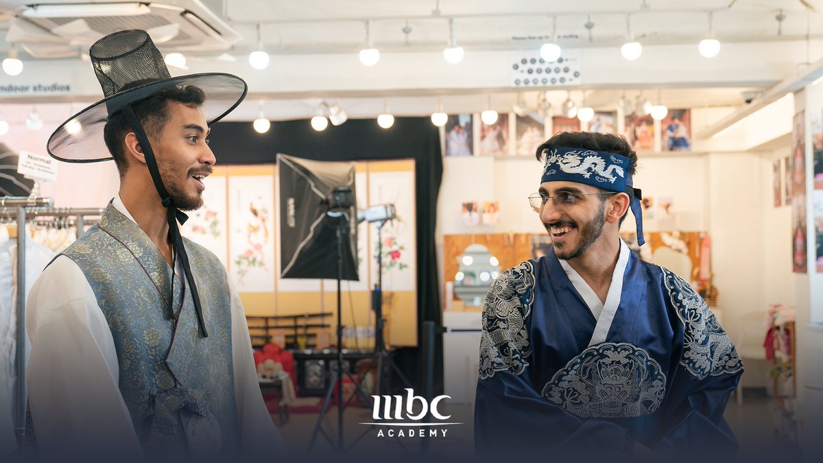 MBCAcademyME's tweet image. صور طلابنا اثناء استلام شهادات التخرج في الحفل الختامي لمهرجان EBS العالمي للأفلام الوثائقية ضمن برنامج #الابتعاث_الخارجي في كوريا الجنوبية 🎓🤩
 
#أكاديمية_MBC