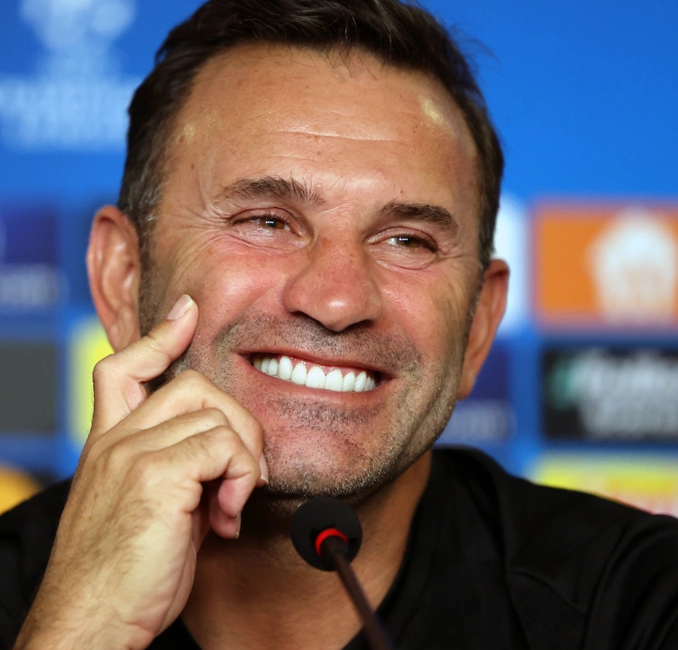 Sen köy takımı Akhisar'la kupa kazan, taraftarsız Başakşehir'i şampiyon yap Acun'un servet değerindeki teklifini reddet, Milli Takımın teklifini 2 kez geri çevir. Üzerinde Fatih Terim demokrasi kılıcı gibi beklesin, taraftarın sana güvenmesin buna rağmen 13.aldığın takımı bek ve