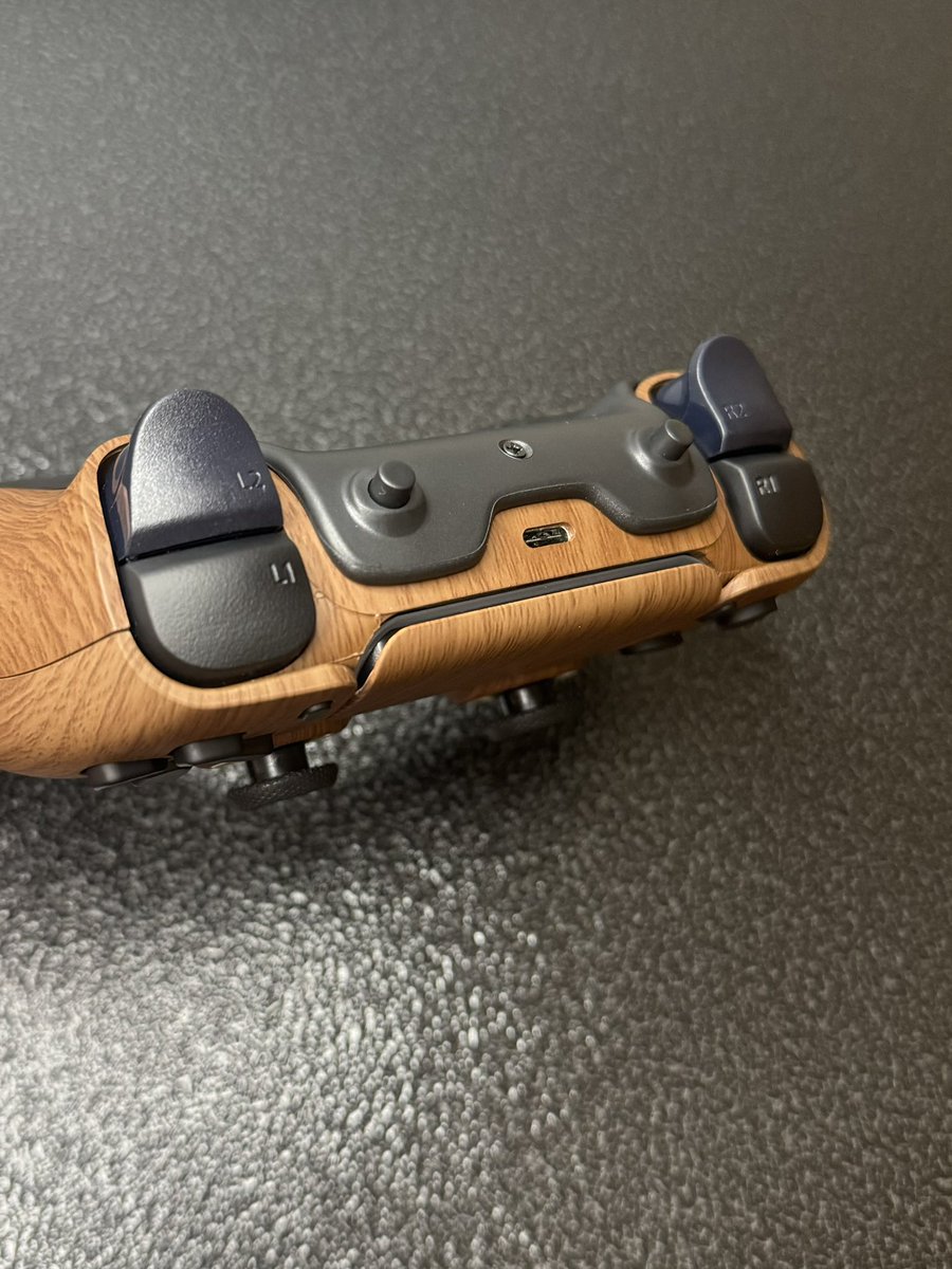 GetAGrip_Gaming's tweet image. All wood custom controller with white accent rings looking clean. 

#getagripgaming #customcontroller #controller #ps #playstation #gaming #xbox #gamer #fortnite #fortniteclips #console #videogames #games #controllergang #xboxone #game #pc #twitch #gamers #fortnitecommunity…