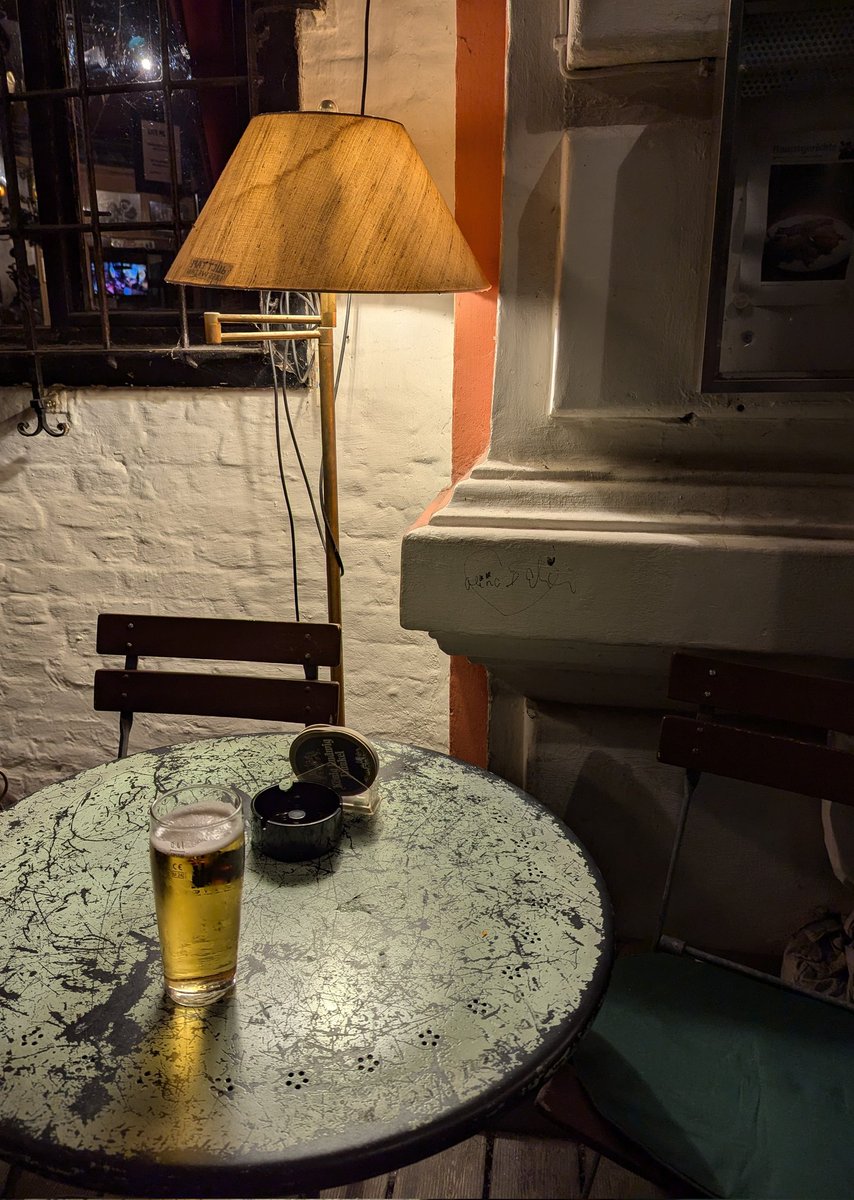 _zalkap_'s tweet image. Jackson Pollock table @ #Yorckschlösschen #Kreuzberg #Berlin