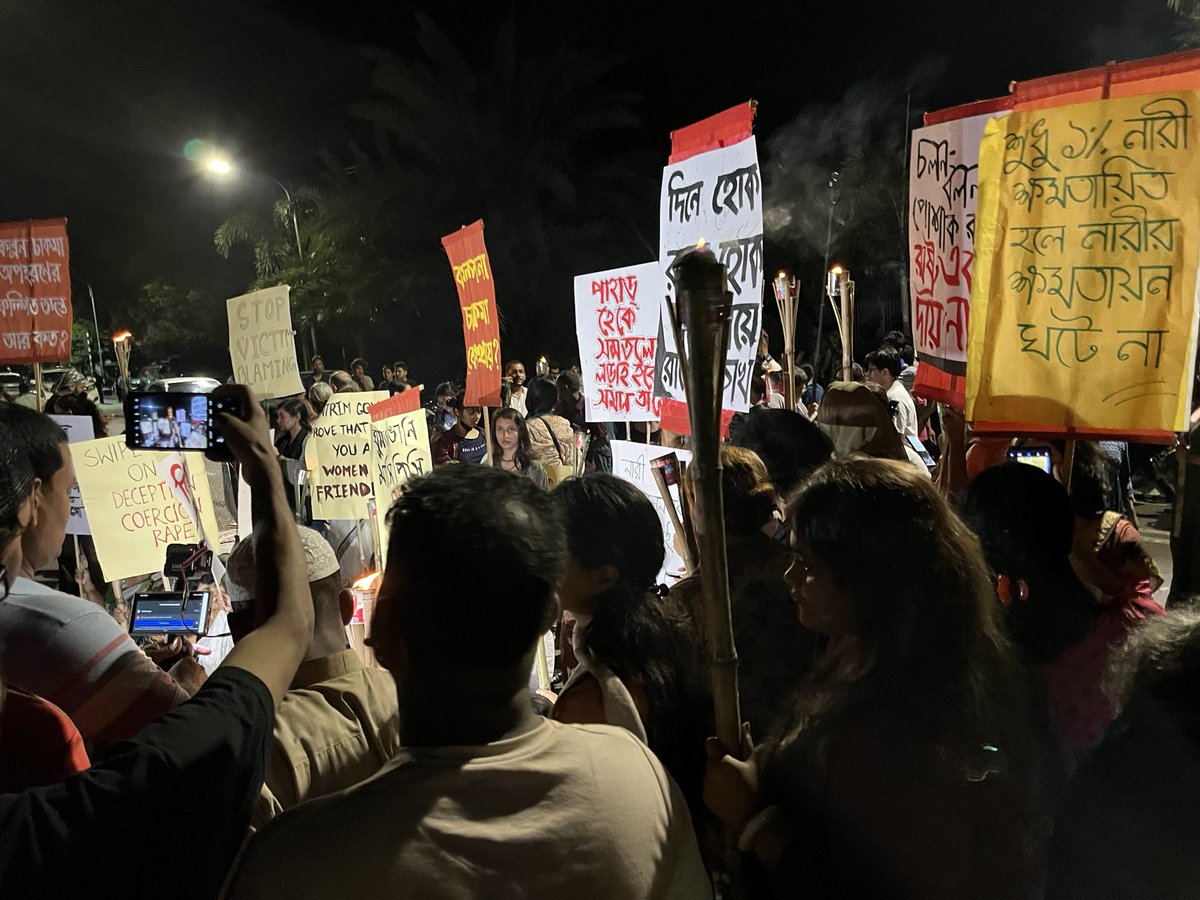 fwalive's tweet photo. March to break chain! Women take to the streets from Shahbag to the Parliament Building at midnight, demanding equality in the newly independent Bangladesh. #WomensRights #Bangladesh #GenderEquality #Politics #RapeLawReform #Justice https://t.co/LNXR5SAPE5