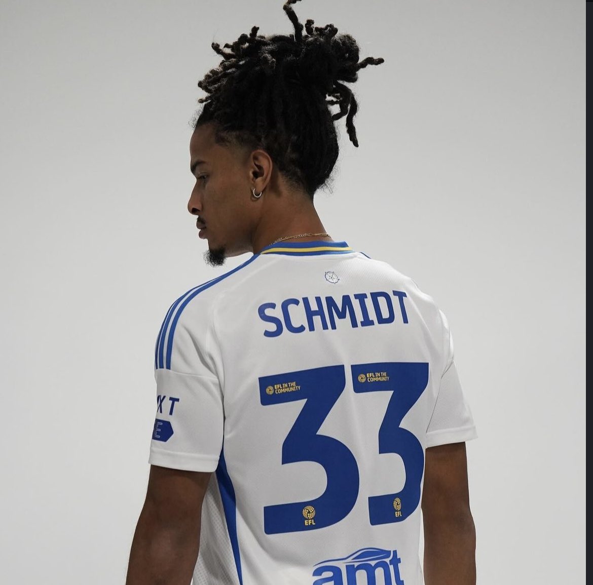TotallyLeeds's tweet photo. πΈ #WelcomeSchmidt #LUFC https://t.co/CnxYsy81So