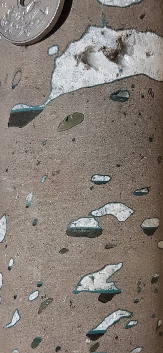 Beautiful geopetal indicators in this basalt core at the Faroese Geological Survey, #Jardfeingi.
The filling of the vesicles indicates what used to be horizontal.