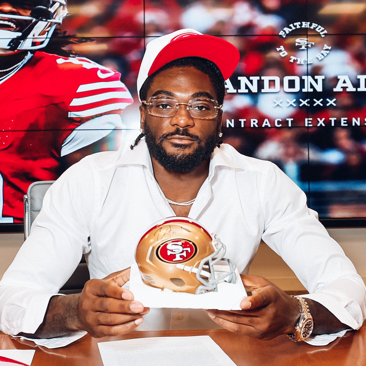 We think it's time for a giveaway 👀

RT for your chance to win a signed mini helmet.

No purchase necessary. Official rules: 49rs.co/3Z2N6q3