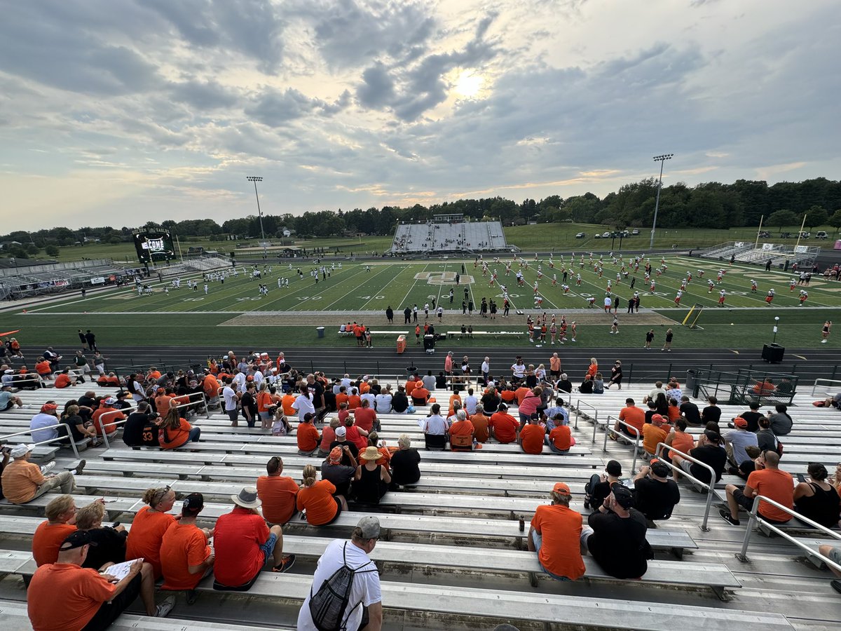 Q92Sports's tweet image. Setting the stage at Glenoak for the #Score7 Game of the Week on @Q92 

@MTigerFB takes on @GO_GoldenEagles 

Listen here player.amperwave.net/2446 #Q92Sports