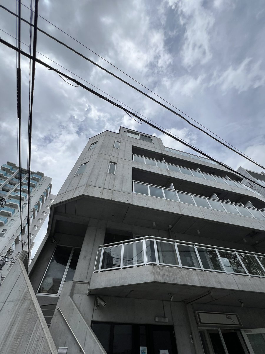 箱前は、太陽サンサンでございます〜！！

暑いですので、水分補給忘れずに...！！

12:00オープン予定しております！！
