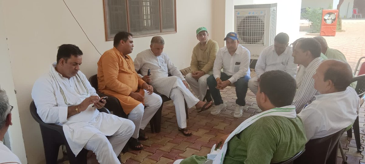 जनपद के गांव हाथी करोंदा में <a href="/RLDparty/">Rashtriya Lok Dal</a> के वरिष्ठ नेता<a href="/MalikBirpal/">Birpal Malik</a> जी की माता जी के निधन की सुचना प्राप्त होने पर उनके गावं पहुंचकर शोक संवेदना व्यक्त किया, ईश्वर दिवंगत पुण्य आत्मा को शांति दें