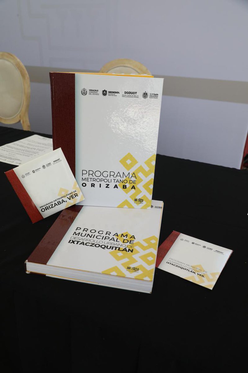 SoyGuillermoFS's tweet photo. En el @GobiernoVer continuamos con el desarrollo, realizamos la entrega de los Programas: “Ordenamiento Territorial Metropolitano de Orizaba y Municipal de Desarrollo Urbano de #Ixtaczoquitlán; instrumentos importantes en la regulación urbana y gestor de recursos. https://t.co/T4NDB5lHKd