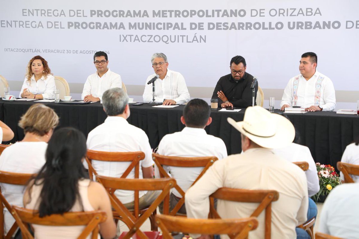 SoyGuillermoFS's tweet photo. En el @GobiernoVer continuamos con el desarrollo, realizamos la entrega de los Programas: “Ordenamiento Territorial Metropolitano de Orizaba y Municipal de Desarrollo Urbano de #Ixtaczoquitlán; instrumentos importantes en la regulación urbana y gestor de recursos. https://t.co/T4NDB5lHKd