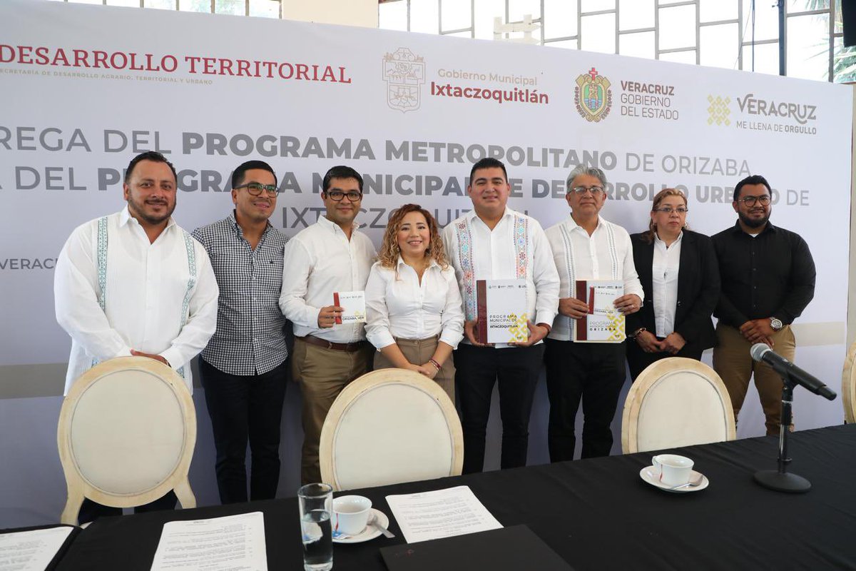 SoyGuillermoFS's tweet photo. En el @GobiernoVer continuamos con el desarrollo, realizamos la entrega de los Programas: “Ordenamiento Territorial Metropolitano de Orizaba y Municipal de Desarrollo Urbano de #Ixtaczoquitlán; instrumentos importantes en la regulación urbana y gestor de recursos. https://t.co/T4NDB5lHKd