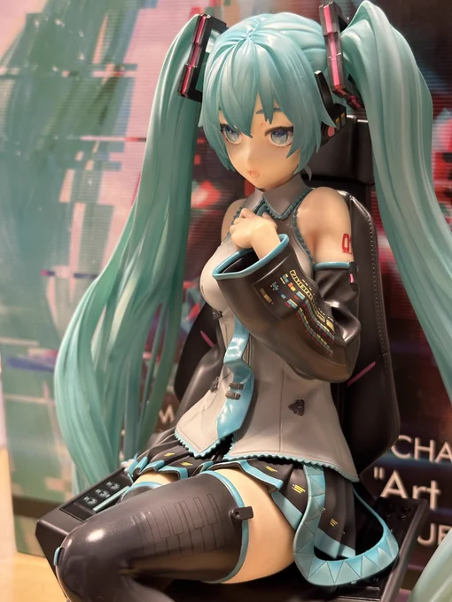 PRISMA WINGさんの初音ミクArt by neco スタチューが届いて初スタチューとクオリティに感動しかない 1/4スケールの大きさに驚愕しつつもミク誕に届くだなんて、自分がプレゼントを貰えた気分で幸せです大感謝です (123/250ってシリアルナンバーなのかな語呂が良くて嬉しい)