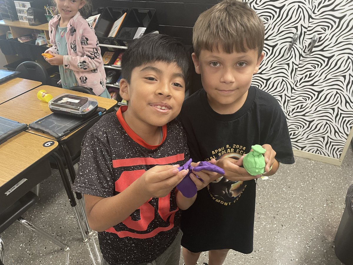 amydocherty44's tweet image. Graphing, games, experiments, and new friendships! So much fun in one week at Woodland! @wolvestweet