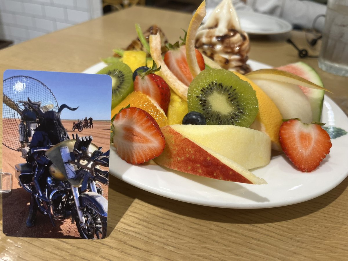 _Melopni_'s tweet photo. Octoboss having some fresh fruit as a treat https://t.co/nKPB1xG14s