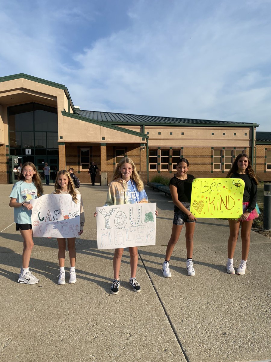 Stephdw2414's tweet photo. Kindness Club spreading some joy this Friday morning! Love seeing these kids making a difference! @MichelleBunnell https://t.co/nZI0x1A2Gb