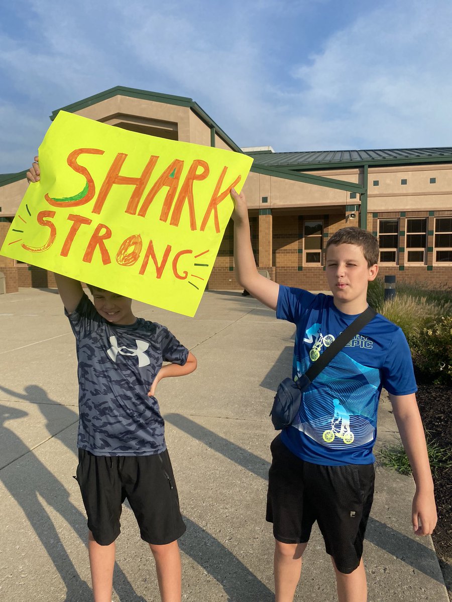 Stephdw2414's tweet photo. Kindness Club spreading some joy this Friday morning! Love seeing these kids making a difference! @MichelleBunnell https://t.co/nZI0x1A2Gb
