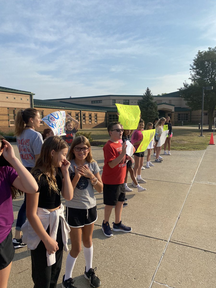 Stephdw2414's tweet photo. Kindness Club spreading some joy this Friday morning! Love seeing these kids making a difference! @MichelleBunnell https://t.co/nZI0x1A2Gb
