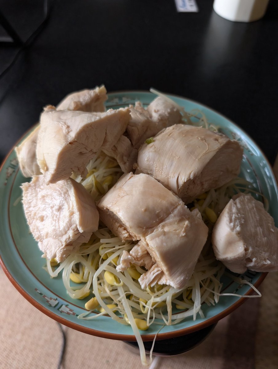 justice26guilty's tweet photo. 今日のお昼は？
むね肉とモヤシ！
食べてると飽きていく
もうすぐ秋だけど https://t.co/RvEg01xF7Z
