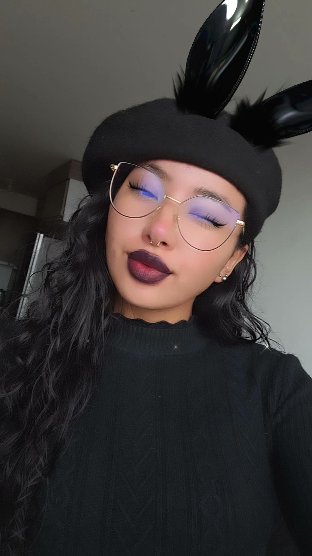 Nunca me había pintado los labios de morado así de intenso y me encanto 🤭 https://t.co/2hfhlZuQmb