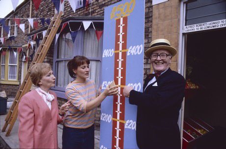 70sStreetFan's tweet photo. #OnThisDay in 1987 on Coronation Street- The Street was closed off on Bank Holiday Monday for a fundraising fete organised by Emily. 

#Corrie #ClassicCorrie #CoronationStreet #EmilyBishop #PercySugden https://t.co/jg0fJvpJV0