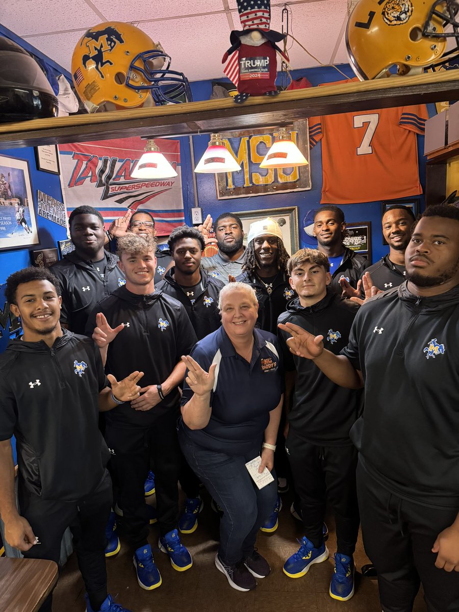 Cowboys in the community!

Every home Friday for dinner, our Cowboys eat at 6 different locations to give back to the community. 

#GeauxPokes | #WeDat