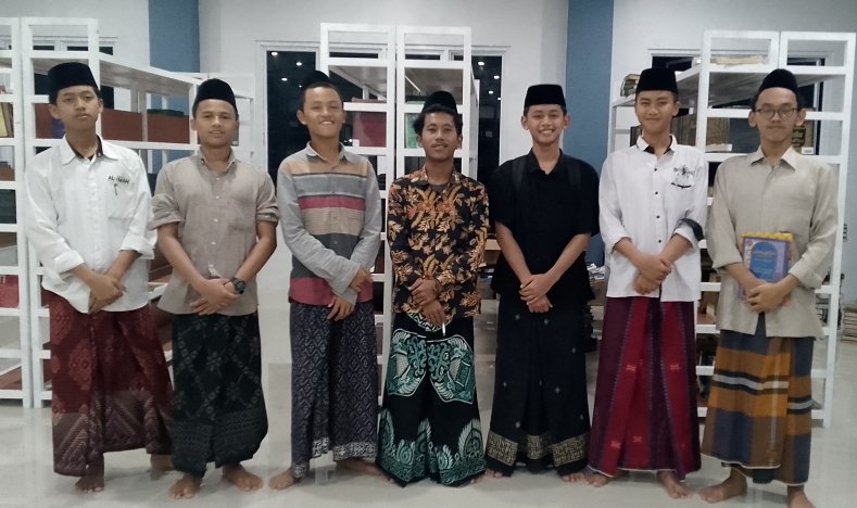 «جَاءَ جِبْرِيلُ- ﵇ إِلَى النَّبِيِّ فقال: يَا مُحَمَّدُ، عِشْ مَا شِئْتَ فَإِنَّكَ مَيِّتٌ، وأحبب من أحببنا فإنك مفارقه، واعمل ما شئت فإنك مجزي به. ثم قال: يا محمد، شرف المؤمن قيام الليل، وعزه استغناؤه عن الناس».