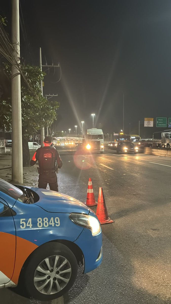 PMERJ's tweet photo. Policiais militares do Batalhão de Policiamento em Vias Expressas (#BPVE) estão posicionados em pontos estratégicos ao longo da Avenida Brasil, importante via expressa que corta a cidade do Rio de Janeiro. https://t.co/iJm82fTDLz