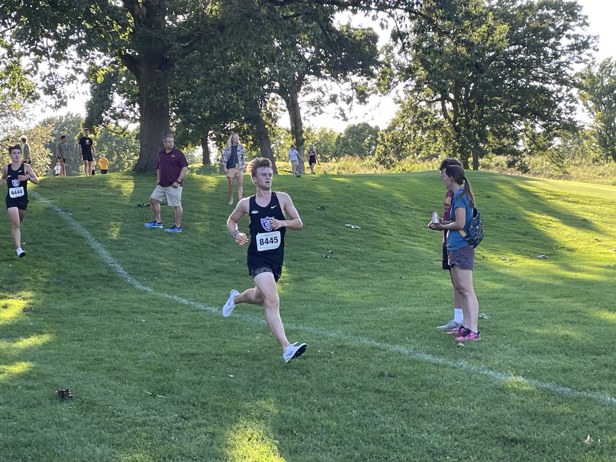 RosemountCC's tweet photo. Irish ☘️ George Edgar ‘23 of St Thomas strong effort at Oz Memorial - U of M. https://t.co/J054SPWFkK
