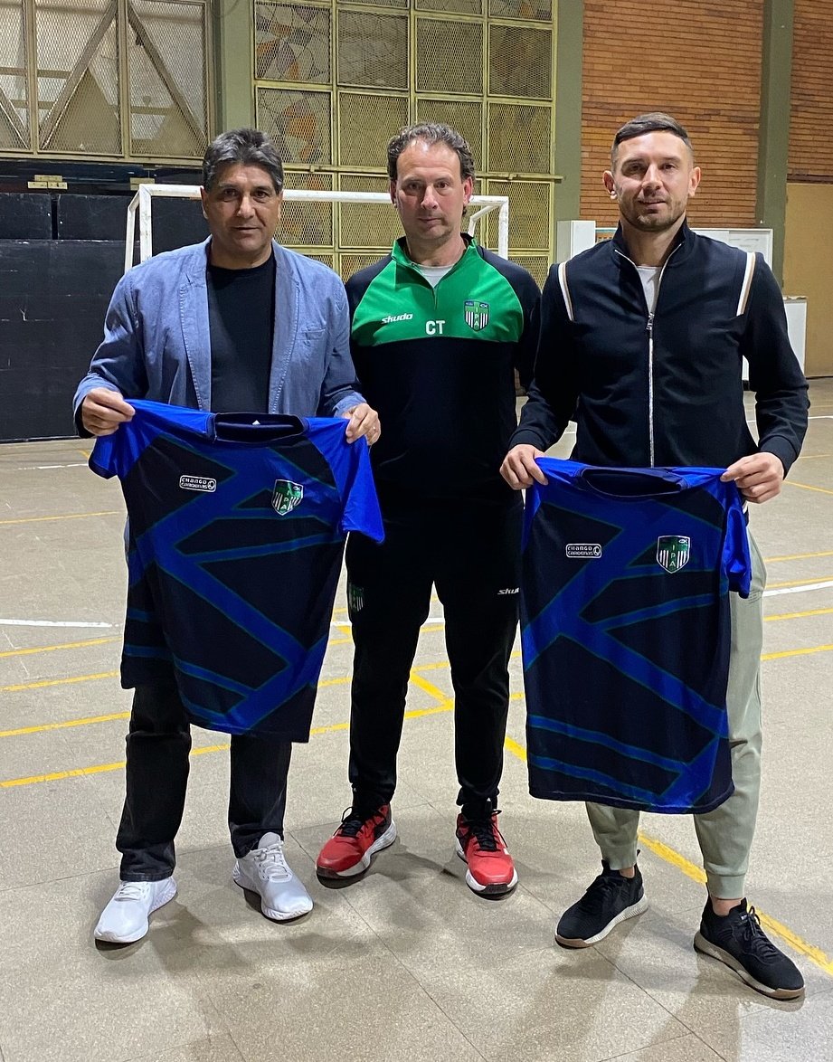 RacingRadioClub's tweet photo. 🙏 SE JUNTARON DOS QUE SABEN DE GOLES EN #RACING
Omar Catalán y Adrián "Maravilla" Martínez estuvieron predicando a jóvenes del equipo de #IpaFutsal. https://t.co/HitjiSoDUd