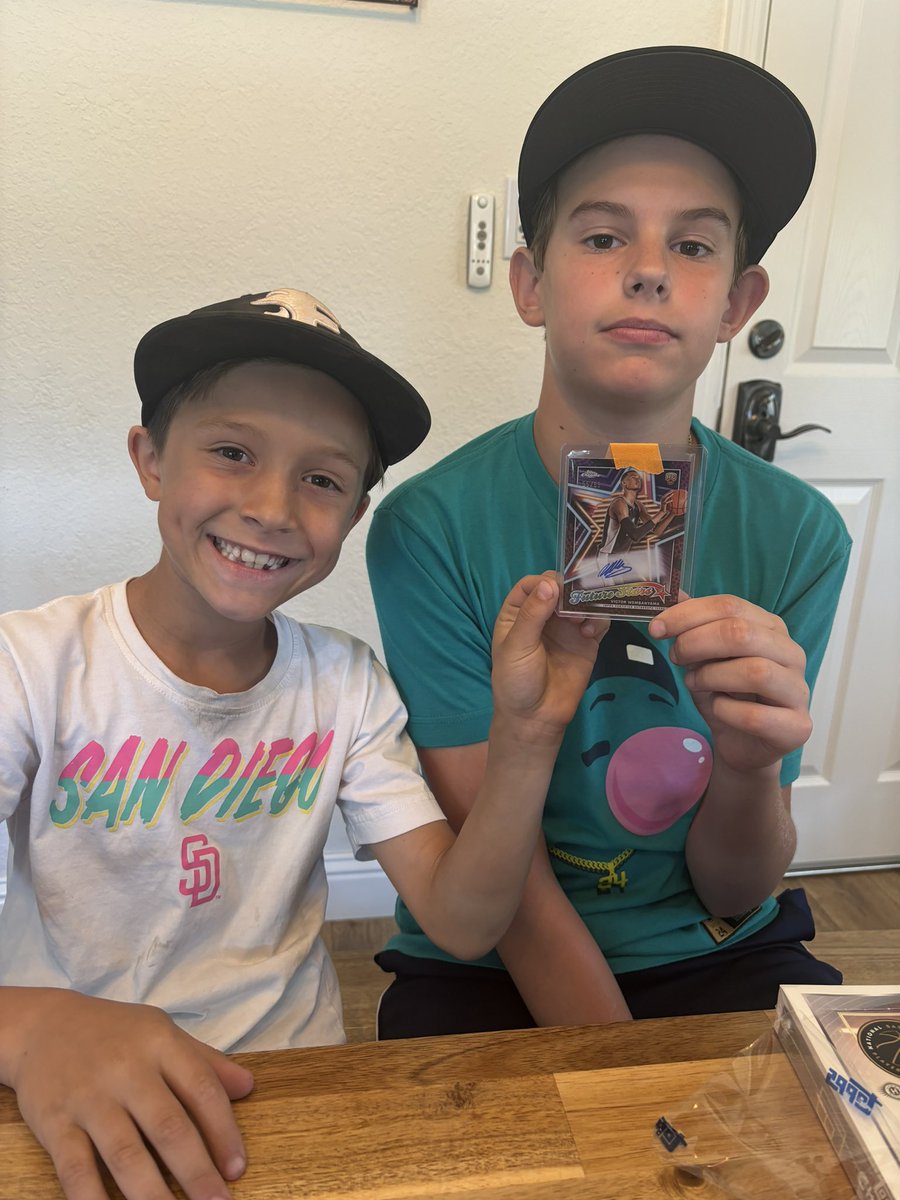 adamcolmone's tweet photo. @CardPurchaser pulled out of a Blaster from our dudes @mojobreak_com shop. 

Follow the new breakers! 

@LXIXgolf 

#wemby #toppschromebasketball #thehobby #sportscards @BarstoolBigCat https://t.co/JwgPut7Kf5