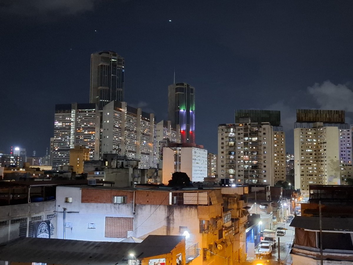 La ciudad capital vuelve a estar iluminada, luego de la incertidumbre de la madruga de este día.
#Caracas #Venezuela #BlackOut