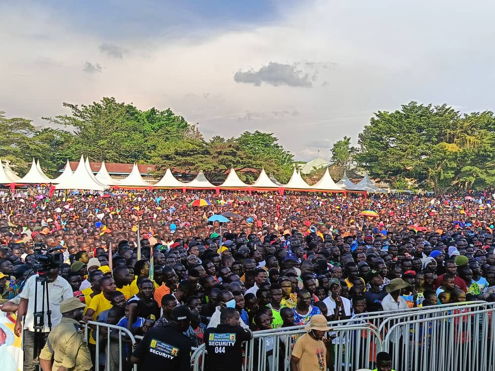 DamsonCKivumba's tweet photo. Earlier today, our next president Gen @mkainerugaba was welcomed with a mammoth crowd at Siwa playground,  Tororo, for thanksgiving of Hon Oboth Oboth. 

Long live Gen MK
Long live Uganda https://t.co/EgPJ7zEop9