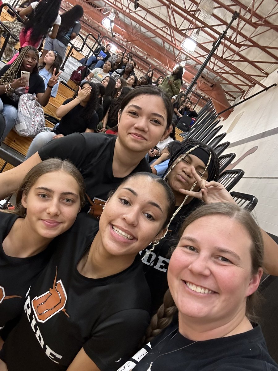 BHILadyBears's tweet photo. We had a great time at Intermediate Night with @DHSVB2016 ! We love our seniors: Leslie, Mia, and Adalee! https://t.co/PH6Dz5JWxj
