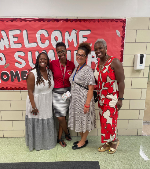 ChiPubSchools's tweet photo. Thank you to Leland and Sumner ES for warmly welcoming Chicago Board of Education VP Elizabeth Todd-Breland during #CPSFirstWeek!

At Sumner ES, eighth graders shared their college and career aspirations with VP Elizabeth Todd-Breland, who reminded them that no dream is too ambitious to achieve! 
#TheBestAreWithCPS