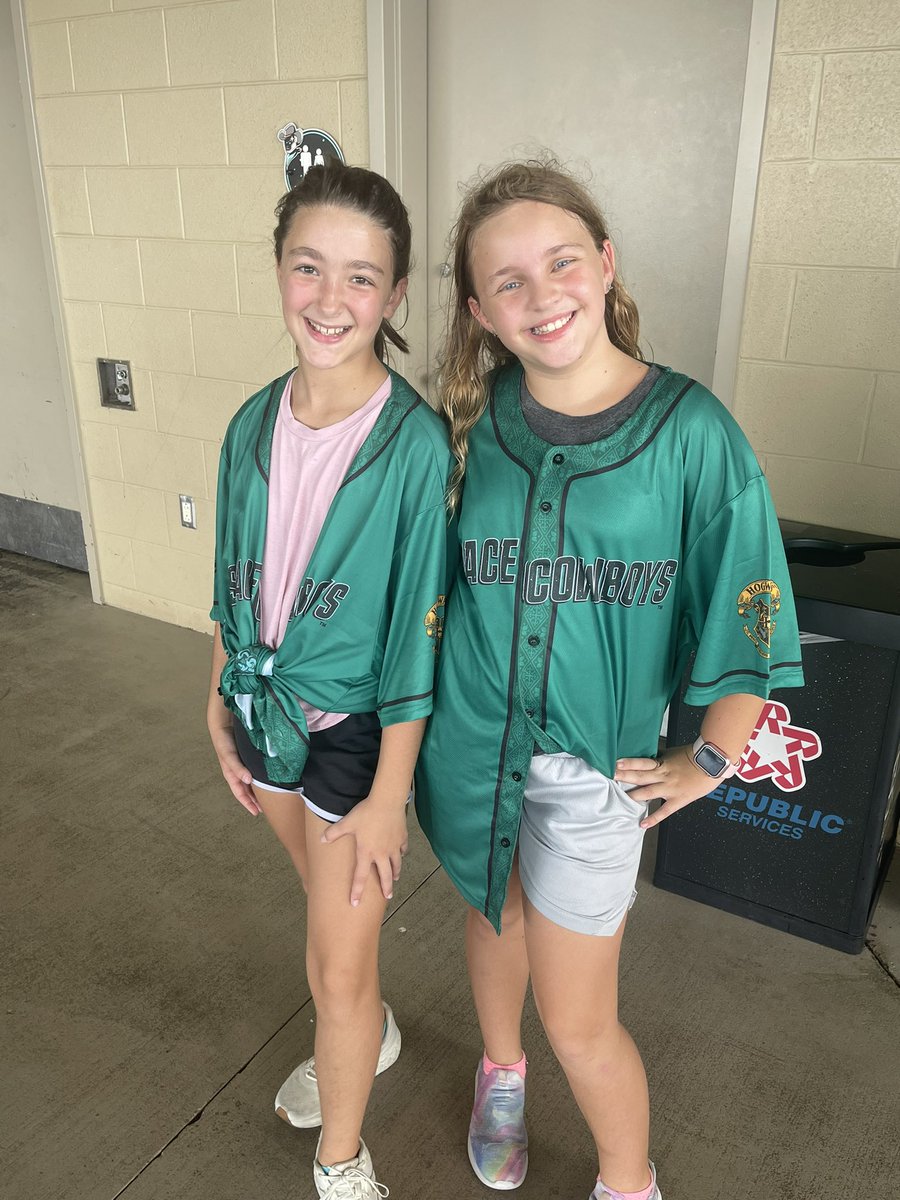 Girls got the jerseys #HarryPotterNight <a href="/SLSpaceCowboys/">Sugar Land Space Cowboys</a>