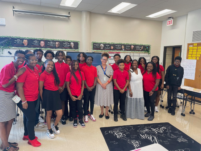 ChiPubSchools's tweet photo. Thank you to Leland and Sumner ES for warmly welcoming Chicago Board of Education VP Elizabeth Todd-Breland during #CPSFirstWeek!

At Sumner ES, eighth graders shared their college and career aspirations with VP Elizabeth Todd-Breland, who reminded them that no dream is too ambitious to achieve! 
#TheBestAreWithCPS