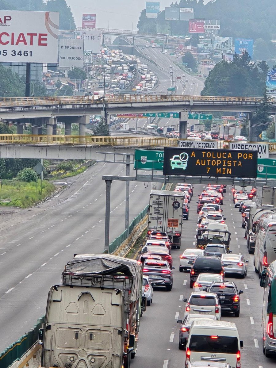 ReporteToluca's tweet photo. #Sácatelas 😱Esta tarde de viernes, comuneros de la #comunidad de #Acazulco en #Ocoyoacac, cerraron la carretera México - Toluca, exigiendo al #Gobierno Federal y Estatal que les indemnice o les #paguen las #tierras por donde #supuestamente pasa en #TrenInterurbano. https://t.co/EoDicQxqsQ